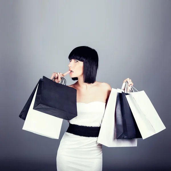 Gelukkig winkelen meisje dragen nieuwe tassen — Stockfoto