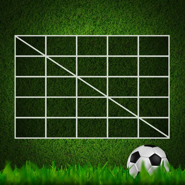 サッカー ボール (サッカー) 4 x 4 の空白芝生のフィールドのテーブル スコア — ストック写真