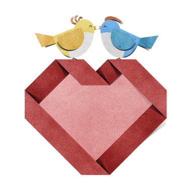 Kırmızı kalp ve geri dönüşümlü kuş papercraft
