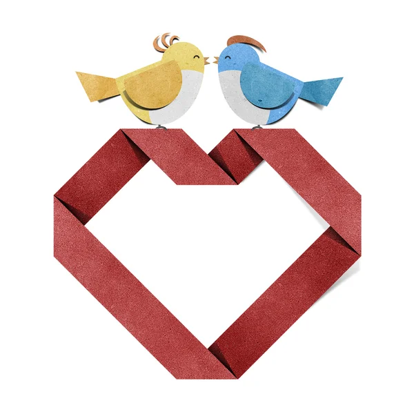 Czerwone serce i papercraft ptak z recyklingu — Zdjęcie stockowe