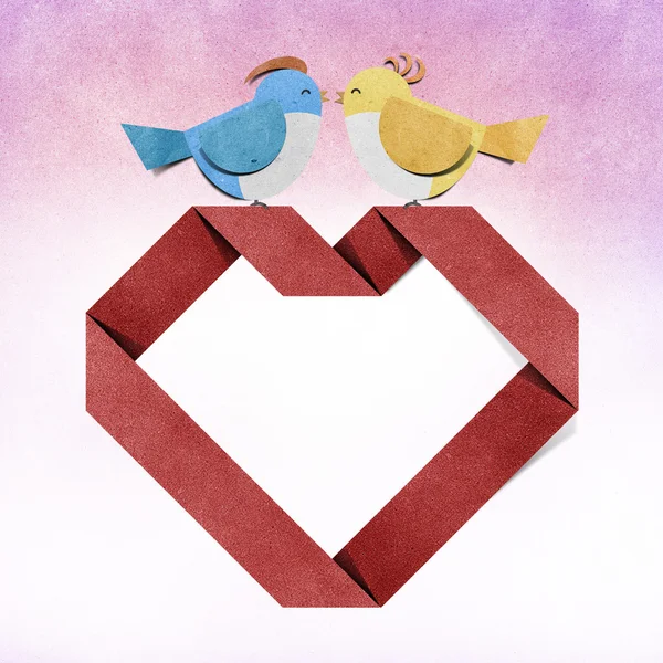 Papier recyclé coeur rouge et oiseau — Photo