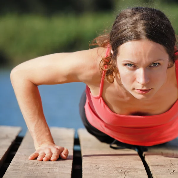 Vrouw doet push-ups — Stockfoto