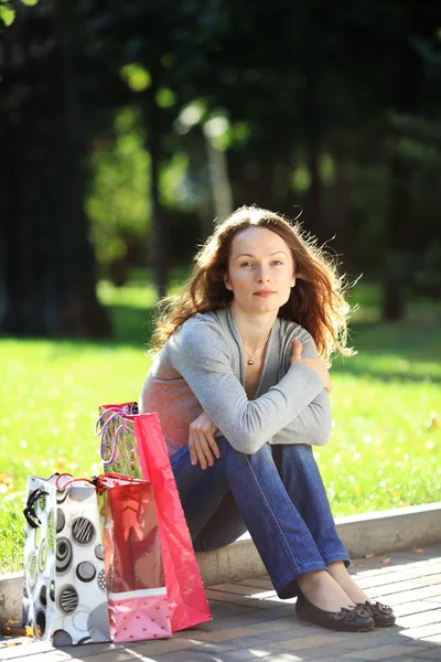 Wanita muda dengan tas — Stok Foto
