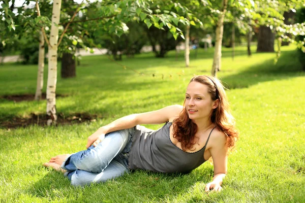 Woman in summer park — Stock Photo, Image
