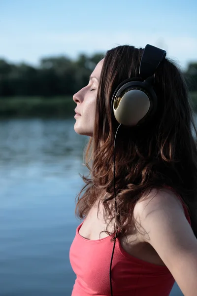 Carina donna ascoltando musica — Foto Stock