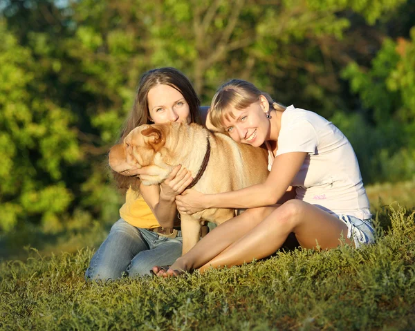 Två tjejer med hund — Stockfoto