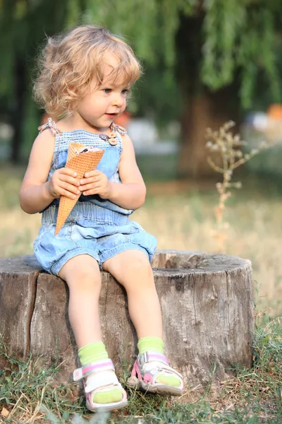 Ребенок с мороженым — стоковое фото
