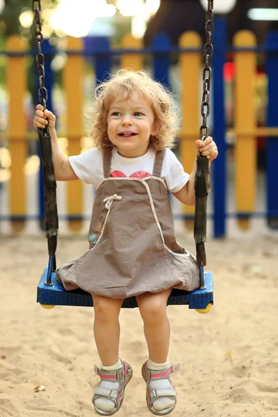 Niño en swing — Foto de Stock