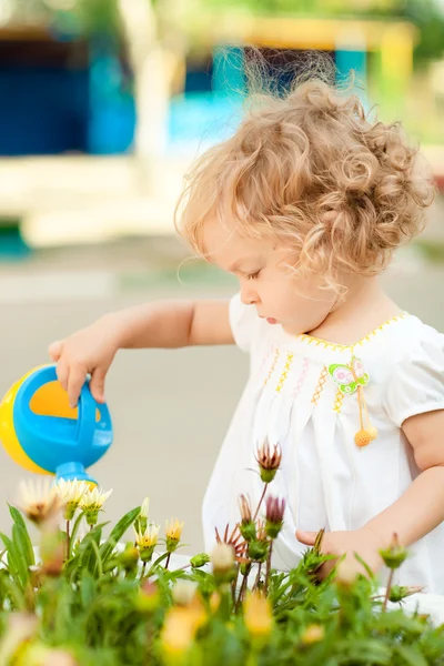 Ребёнок в летнем саду — стоковое фото