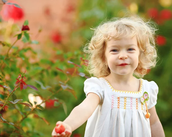 Dítě v zahradě — Stock fotografie