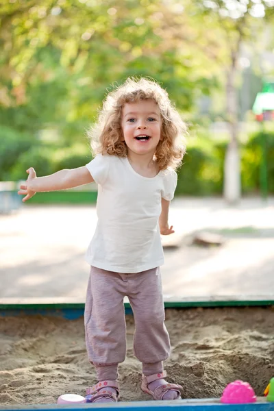 Niño en el parque infantil —  Fotos de Stock