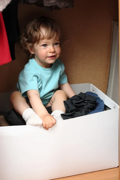 Дитина в гардеробі — стокове фото
