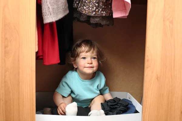 Niño en armario — Foto de Stock