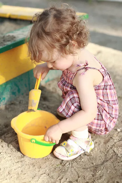 Enfant dans un bac à sable — Photo