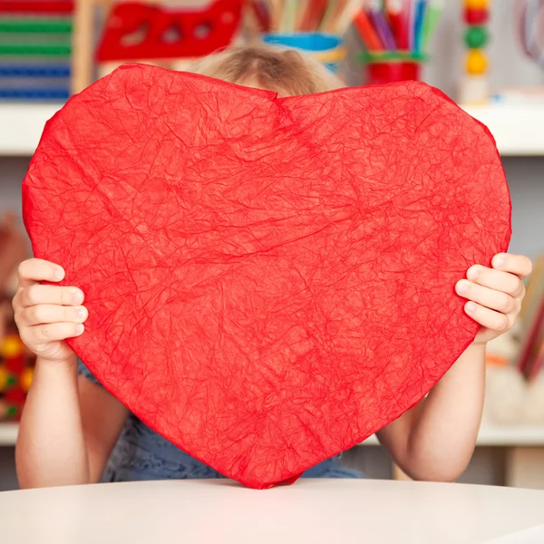 Gelukkig kind met papier hart — Stockfoto
