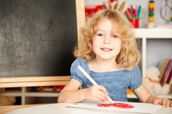 Щаслива дитина малює серце — стокове фото