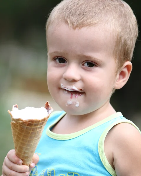 Niño con helado. —  Fotos de Stock