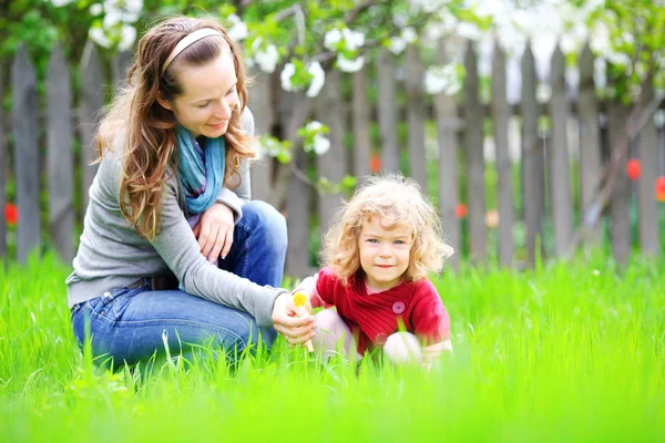 Žena a dítě v letní zahradě — Stock fotografie
