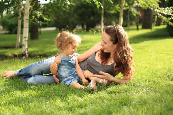 Kobieta z dzieckiem w lato park — Zdjęcie stockowe