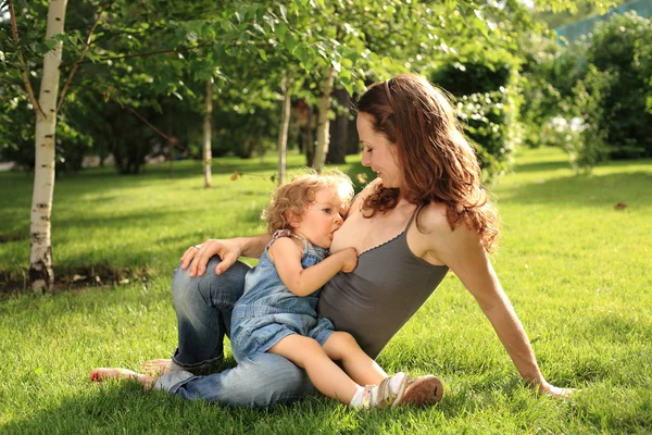 Carino l'allattamento al seno bambino — Foto Stock