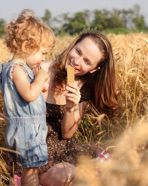 Vrouw met kind in veld — Stockfoto