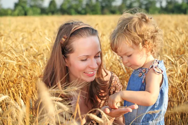 Woman with child in field — Stock Photo, Image