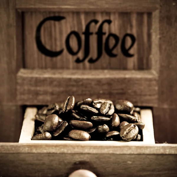 Кофейные зерна в кофемолке — стоковое фото