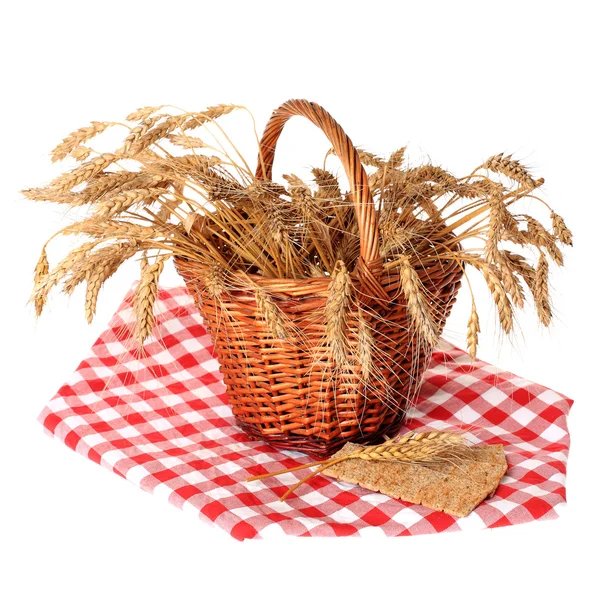 Борошно пшеничне в кошик — стокове фото
