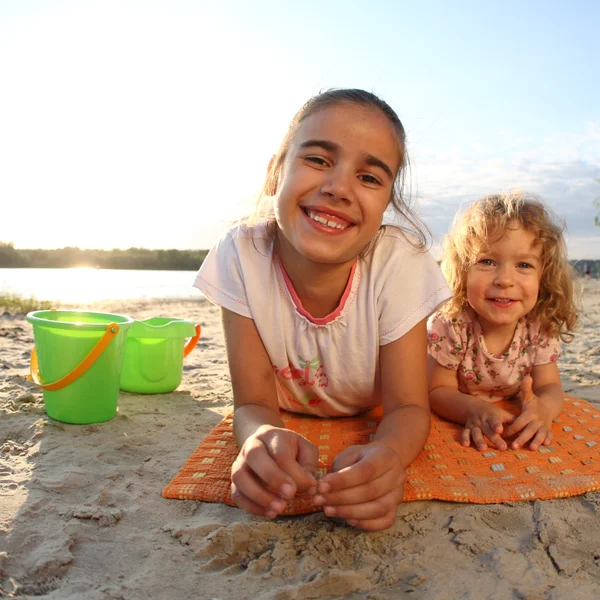 Дети на пляже — стоковое фото