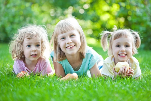 Счастливый ребенок в весеннем парке — стоковое фото