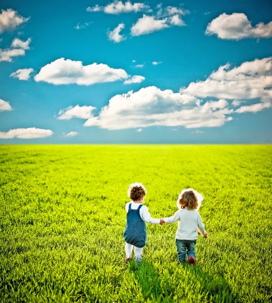 Дети на летнем поле — стоковое фото