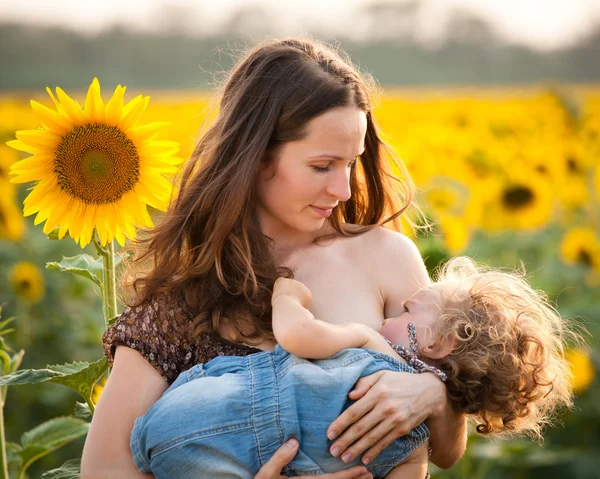 Dziecko karmienie piersią kobieta — Zdjęcie stockowe