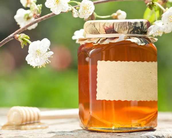 Flowery honey in glass jar — Stock Photo, Image