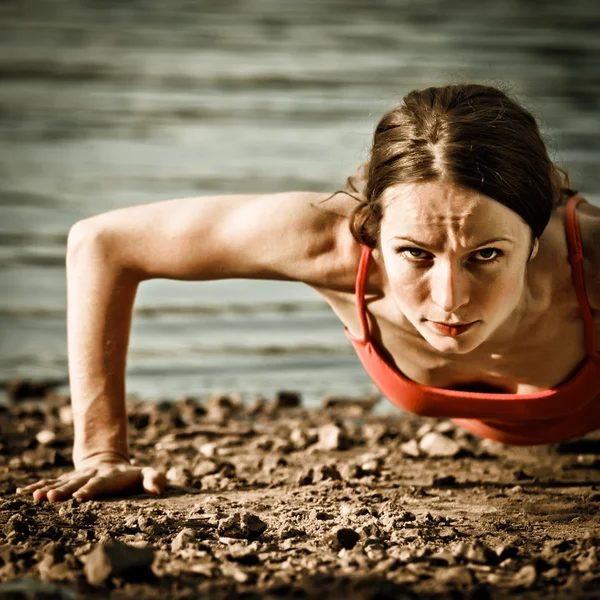 Mulher forte fazendo flexões — Fotografia de Stock