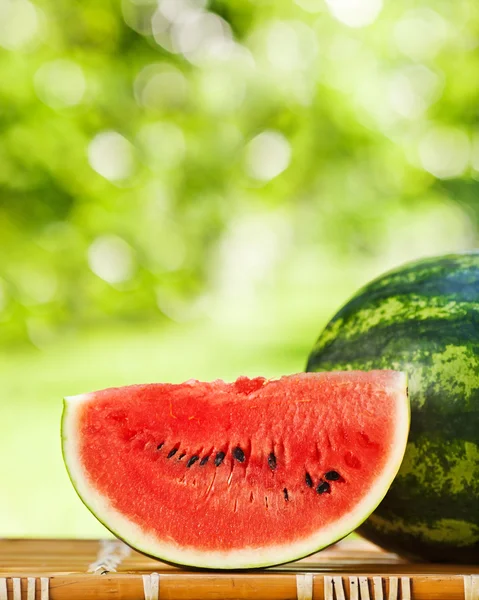 Saftiga vattenmelon mot naturliga bakgrund — Stockfoto