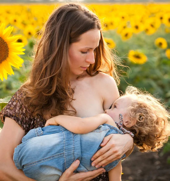 Žena kojení dítěte — Stock fotografie