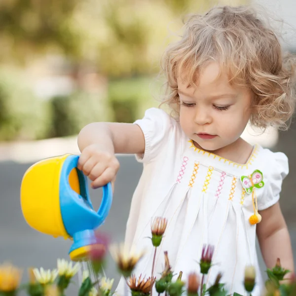 Criança no jardim da primavera — Fotografia de Stock
