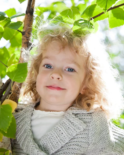 Kind in het voorjaar van — Stockfoto