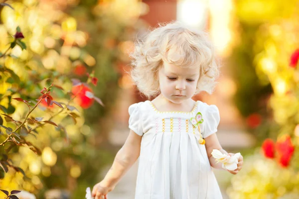 Beautiful child in garden — Stock Photo, Image