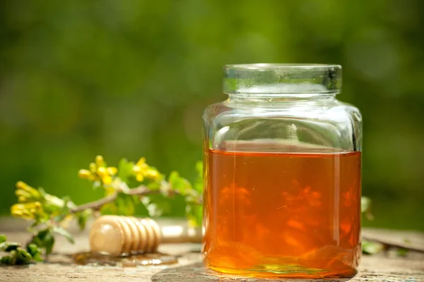 Blommig honung i glasburk — Stockfoto