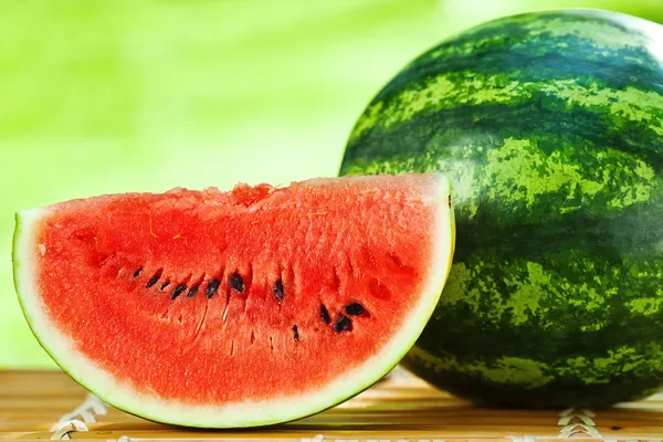 Wassermelone vor natürlichem Hintergrund Nahaufnahme — Stockfoto