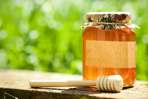 Miel florida en frasco de vidrio — Foto de Stock