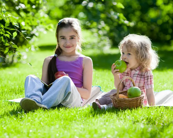 Çocuklar piknik yapıyor. — Stok fotoğraf