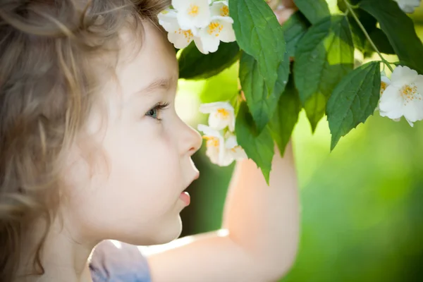 Criança com flor de jasmim — Fotografia de Stock