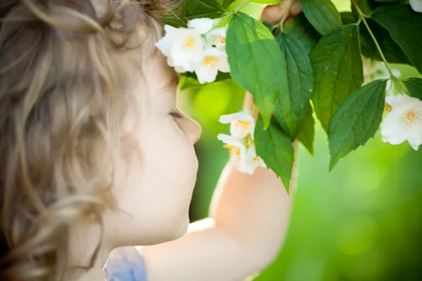 Criança com flor de jasmim — Fotografia de Stock