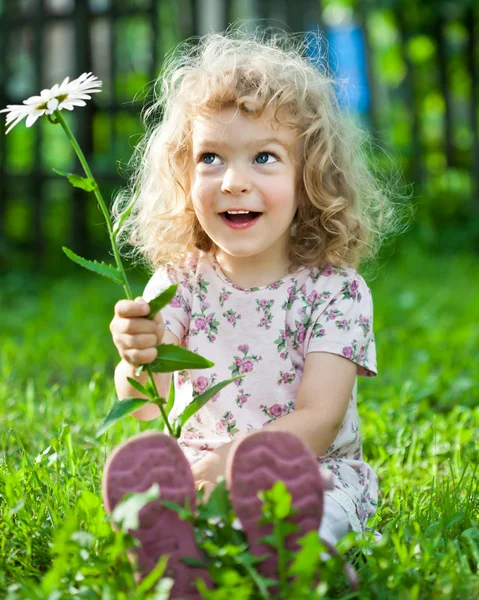 Ребенок с цветочком — стоковое фото