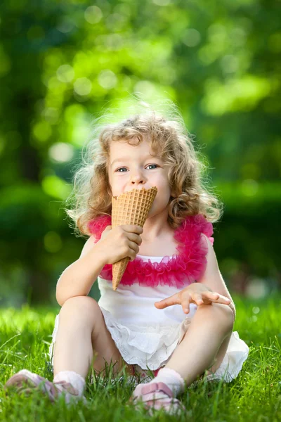 Criança comendo sorvete — Fotografia de Stock