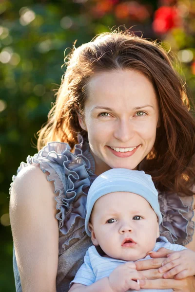 女性と赤ちゃんのアウトドア — ストック写真