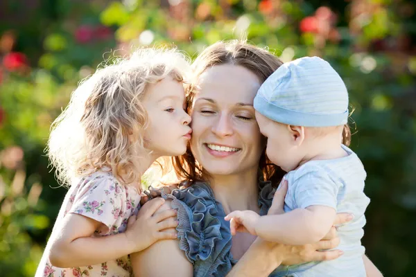 Donna felice con bambino e bambino — Foto Stock