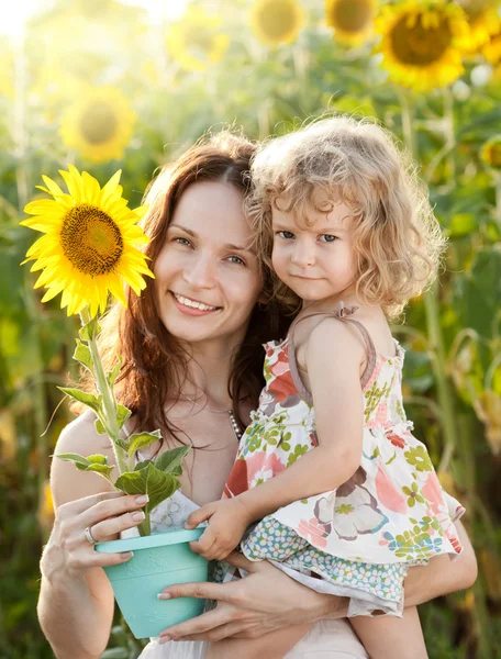 Žena a dítě s slunečnice — Stock fotografie